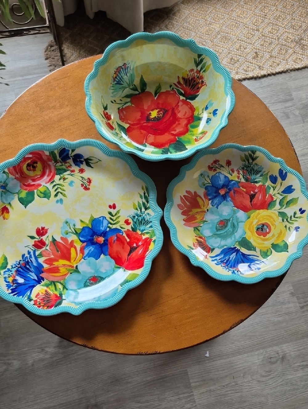 The Pioneer Woman Delaney Dinner Ware- 1 ea  Dinner & Salad Plates. 1 Lg Bowl